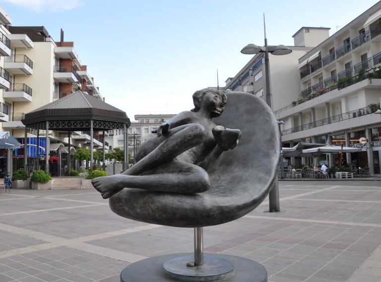 Giacomo Manzù, Tebe seduta, Jesolo, piazza Marconi, ph. Marta Santacatterina