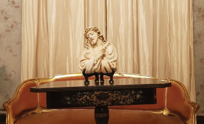 Adalberto Abbate, Cristo capezzale in gesso dipinto anni, 60 oggetto della collezione Lotà Raia, FAMILY CONNECTION, particolare dell'allestimento al Museo Palazzo Mirto, Palermo