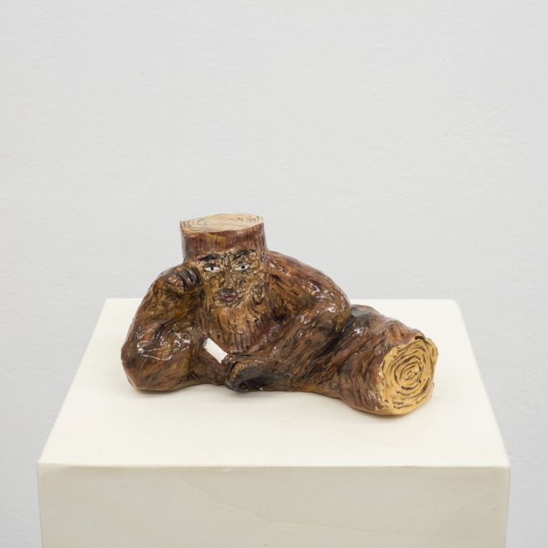 Agnese Guido, Tronchetto pensatore, 2019, ceramica dipinta e smaltata, 18x12x8cm