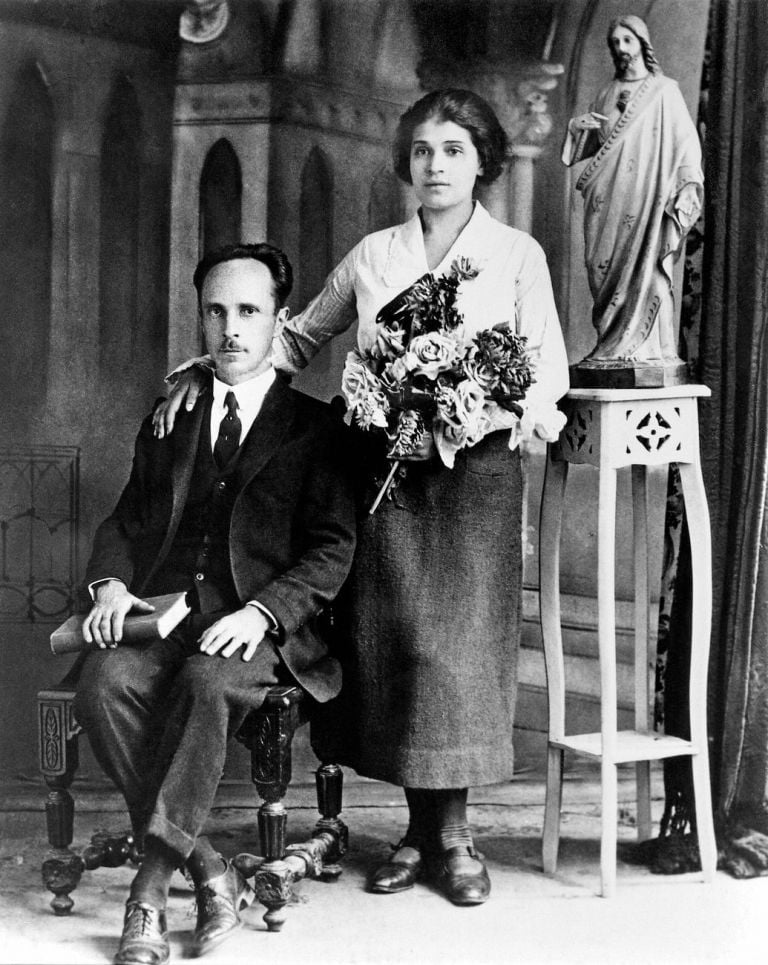 Anonimo, Tina Modotti ed Edward Weston nell’anniversario dell’arrivo in Messico, Messico D. F., 1924. Photo courtesy Galerie Bilderwelt di Reinhard Schult