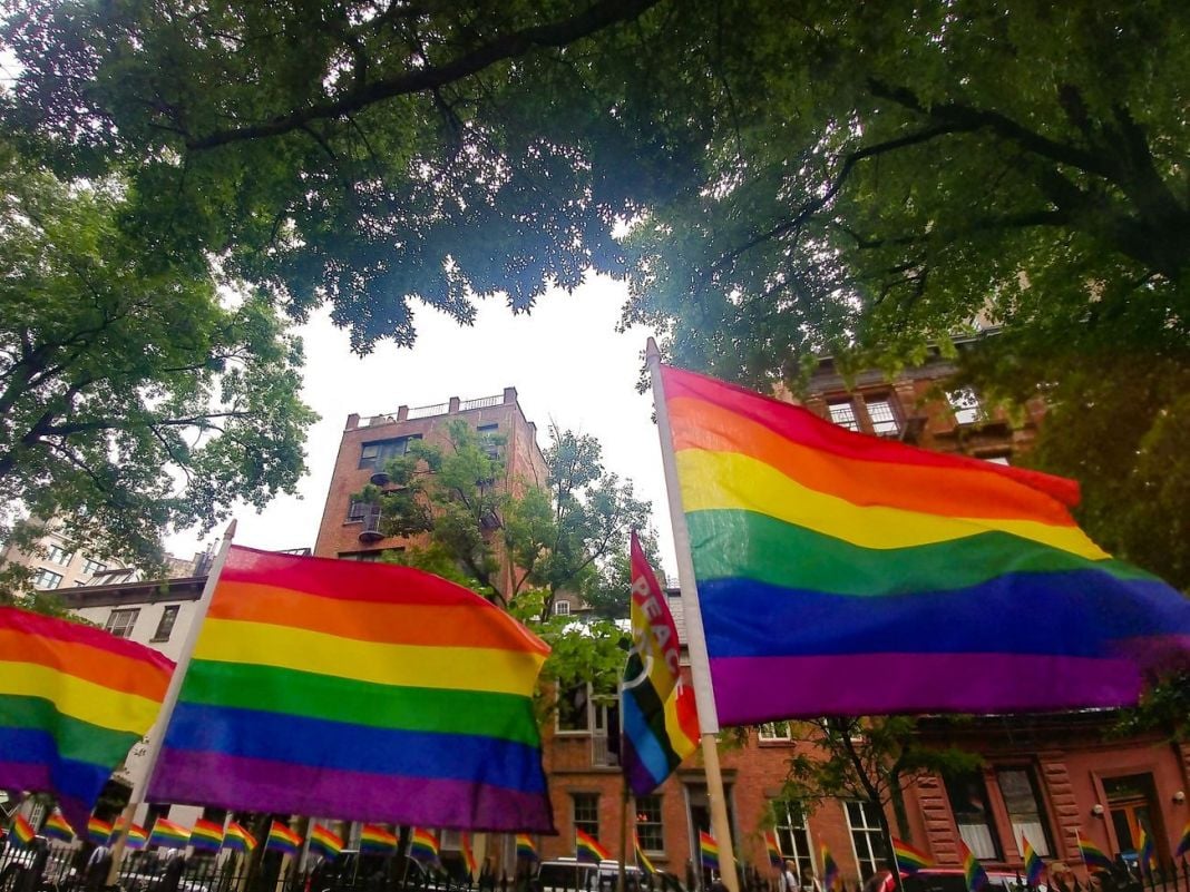 Bandiere arcobaleno a Sheridan Square, davanti allo Stonewall. Photo Maurita Cardone