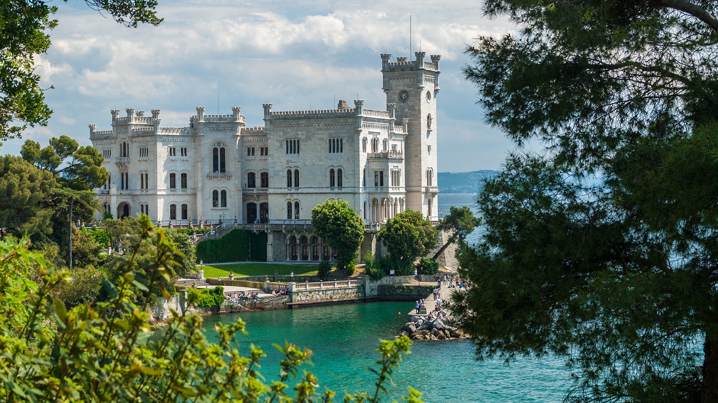 Castello di Miramare Ph. Mihael Grmek 2015 on Wikimedia Commons Autonomia e riforma Bonisoli. Cittadini e intellettuali in difesa di parchi e musei