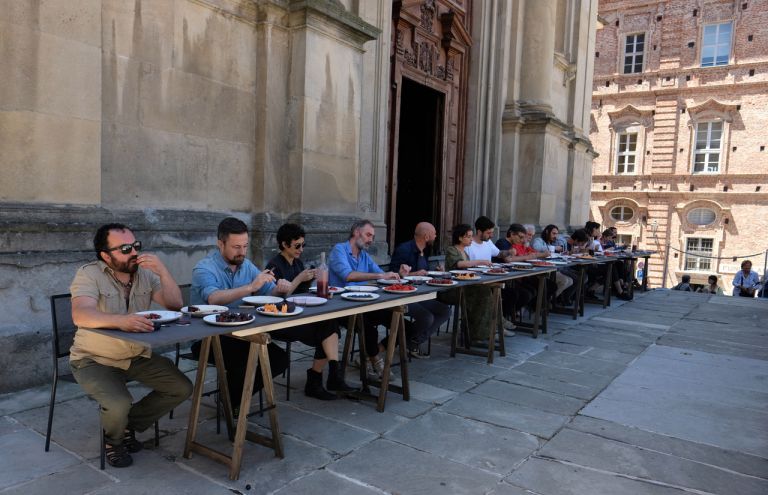 Il Tavolo degli Avanzi, Hilario Isola. Progetto performativo a Mondovì