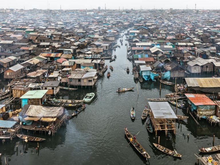 Edward Burtynsky, Makoko #2, Lagos, Nigeria, 2016 © Edward Burtynsky. Courtesy Admira Photography, Milano & Nicholas Metivier Gallery, Toronto