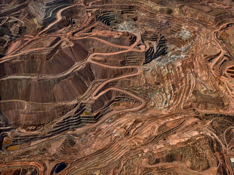 Edward Burtynsky, Tyrone Mine #3, Silver City, New Mexico, USA, 2012 © Edward Burtynsky. Courtesy Admira Photography, Milano & Nicholas Metivier Gallery, Toronto