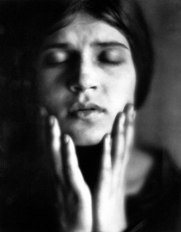 Edward Weston, Ritratto di Tina Modotti, Messico, 1923. Photo courtesy Galerie Bilderwelt di Reinhard Schult