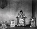 Edward Weston, Ritratto di Tina Modotti nella casa di Weston a Glendale, Glendale, California, 1922. Photo courtesy Galerie Bilderwelt di Reinhard Schult