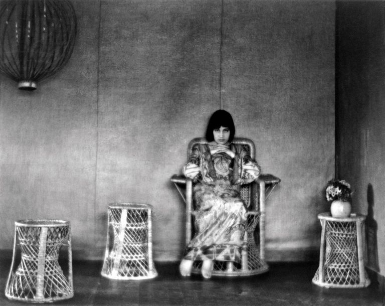 Edward Weston, Ritratto di Tina Modotti nella casa di Weston a Glendale, Glendale, California, 1922. Photo courtesy Galerie Bilderwelt di Reinhard Schult