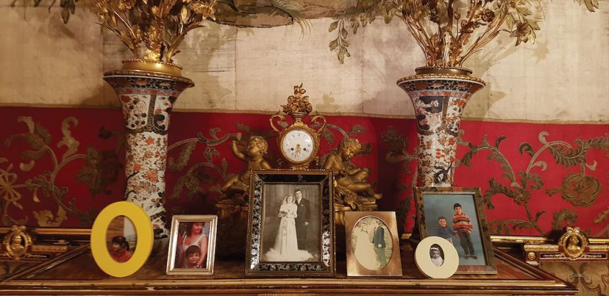 Foto di famiglia, oggetti della collezione Lotà Raia, FAMILY CONNECTION, particolare dell'allestimento al Museo Palazzo Mirto, Palermo