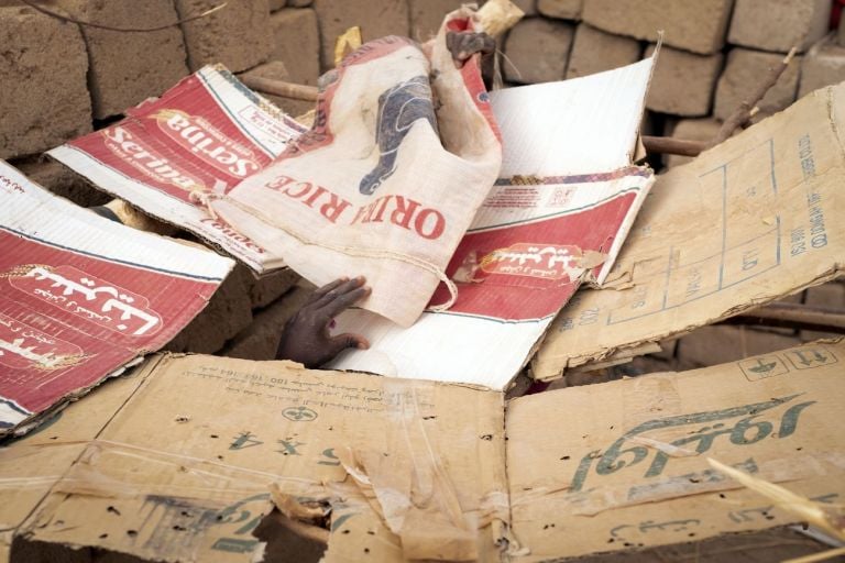 Francesco Bellina, A child plays with boxes in his house. Agadez, Niger, 2018