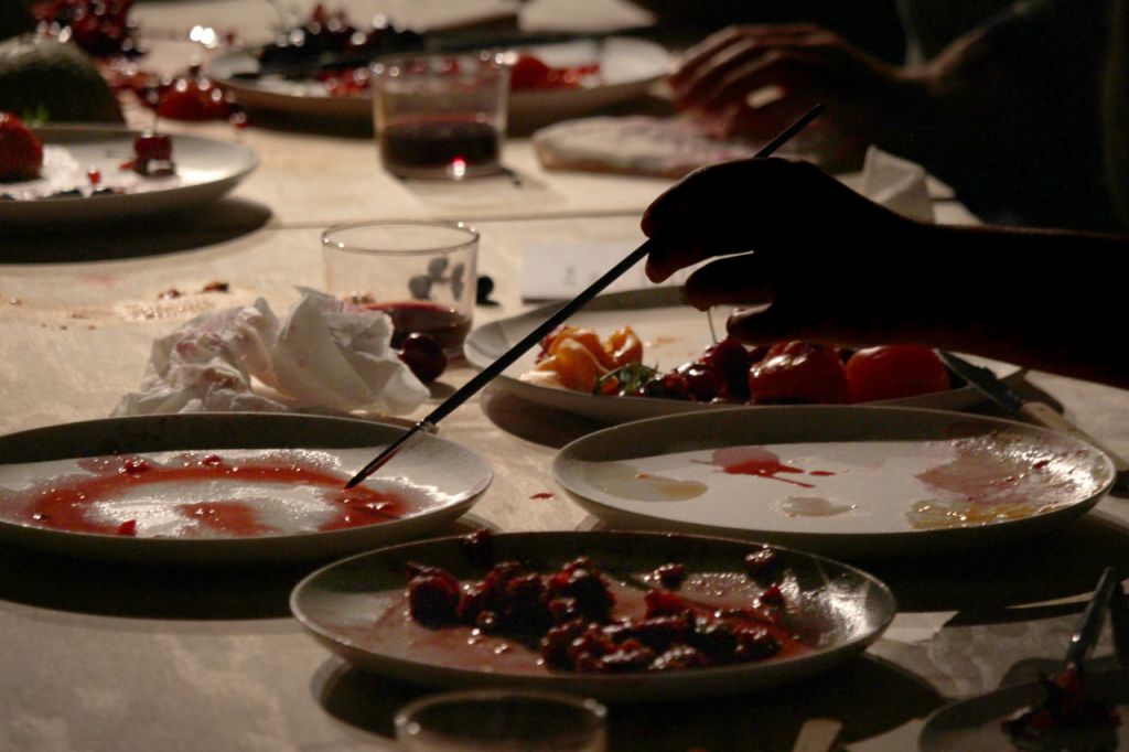 “Il Tavolo degli Avanzi”, l’happening di Hilario Isola al Museo della Ceramica di Mondovì