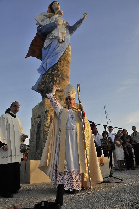 Il vescovo benedice la Madonnina di Livorno