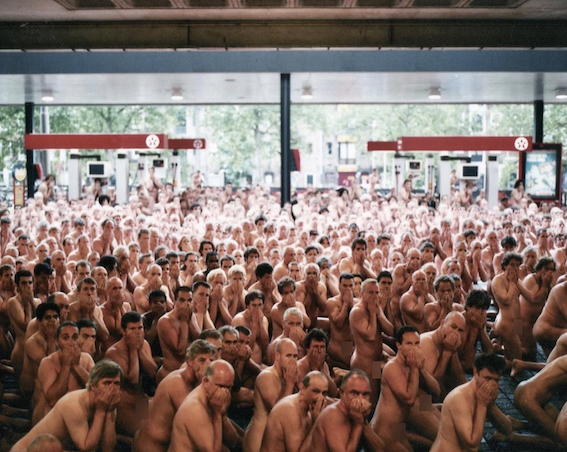 #wethenipple, la nuova performance fotografica di Spencer Tunick contro la censura su Facebook