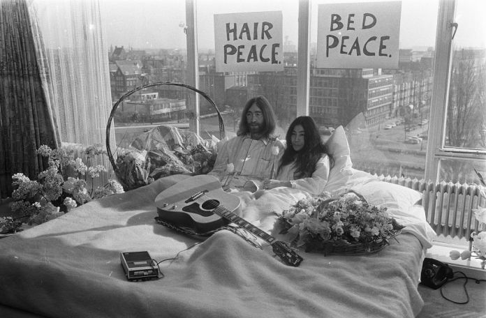 John Lennon e Yoko Ono all'Hotel Hilton di Amsterdam, 1969 foto Eric Koch Anefo fonte Wikipedia