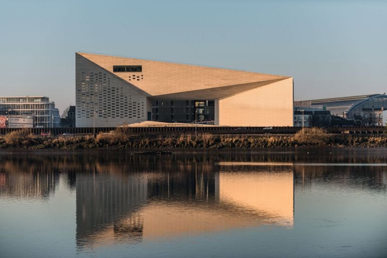 La MÉCA installée sur les berges de la Garonne. Architectes Bjarke Ingels (BIG) (Copenhague) associé à Freaks freearchitects (Paris), (c) Alexandre Dupeyron - Région Nouvelle-Aquitaine