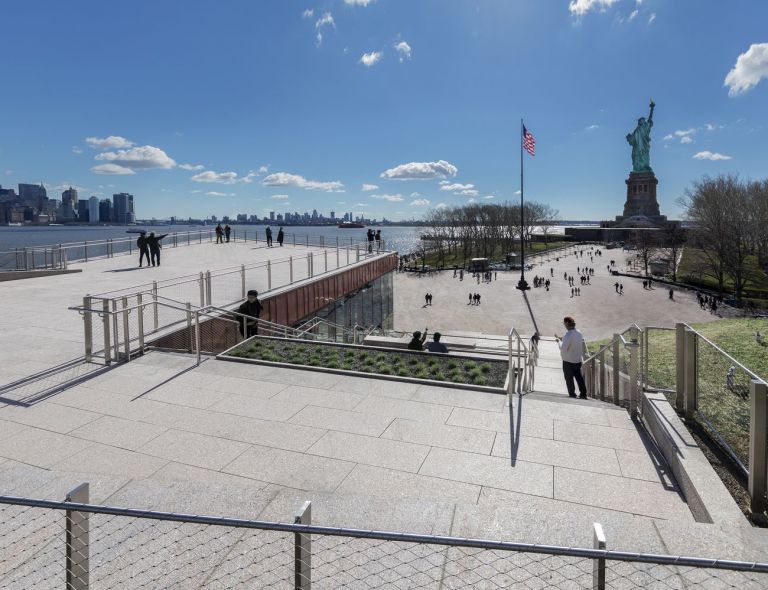 La Statua della Libertà vista dallo Statue of Liberty Museum, New York 2019. Photo © David Sundberg - Esto