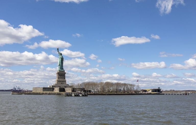 La Statua della Libertà vista dallo Statue of Liberty Museum, New York 2019. Photo © David Sundberg - Esto