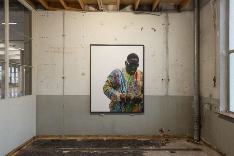 La celebre fotografia di Dana Lixenberg a Christopher Wallace (Biggie), 1996, 2018, Het HEM, Amsterdam. Photo Cassander Eeftinck Schattenkerk