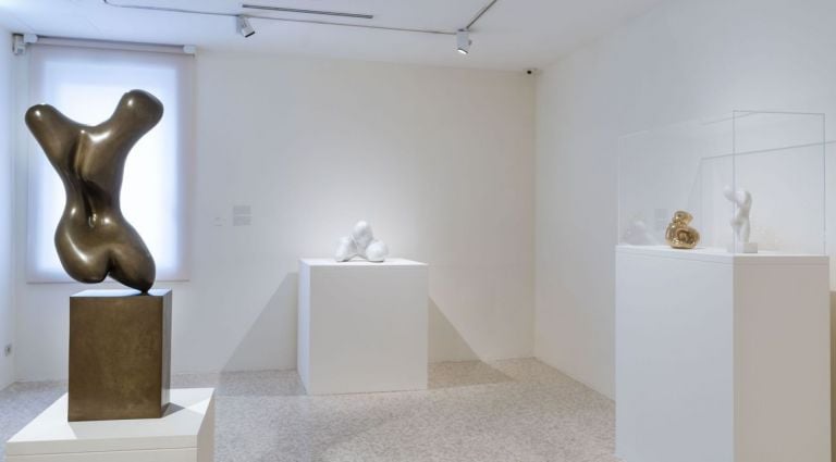 La natura di Arp. Exhibition view at Collezione Peggy Guggenheim, Venezia 2019. Photo Matteo De Fina