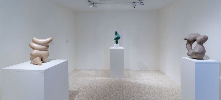 La natura di Arp. Exhibition view at Collezione Peggy Guggenheim, Venezia 2019. Photo Matteo De Fina