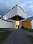 L'ingresso della mostra di Balkrishna Doshi nell'edificio di Frank Gehry al Vitra Campus di Weil am Rhein