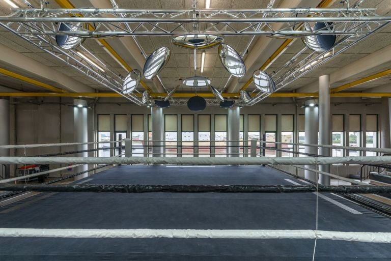 Lo scenografico ring di Gabriel Lester, Neck of the Woods, 2019 (Boxing Clinic), Het HEM, Amsterdam. Photo Cassander Eeftinck Schattenkerk