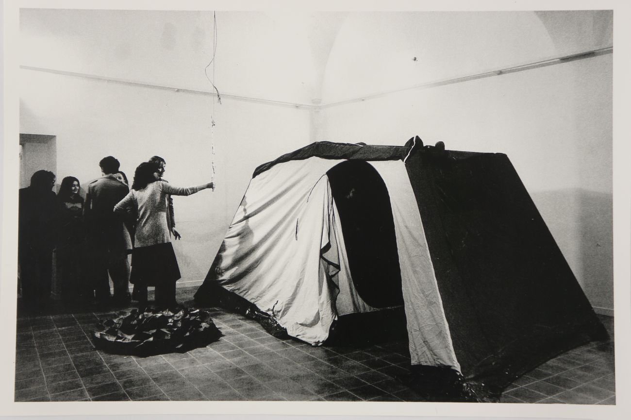 Luciano Fabro e Graziella Buontempo agli Incontri Internazionali d'Arte, Roma 1971. Photo © Massimo Piersanti