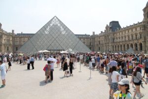 Il Louvre a Parigi organizza speciali visite guidate e concerti in collaborazione con Airbnb