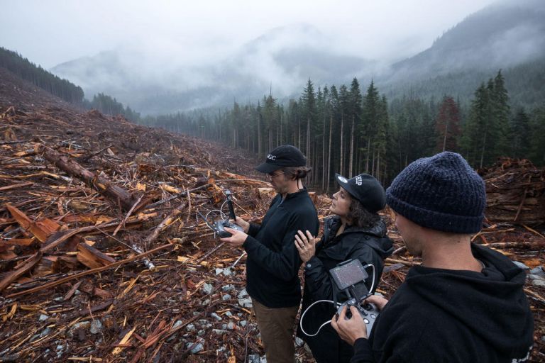 Nicholas de Pencier e Jennifer Baichwal con il pilota di droni Mike Reid sul luogo di un disboscamento a nord di Port Renfrew, Vancouver Island, British Columbia. Photo TJ Watt. Courtesy Anthropocene Films Inc. © 2018