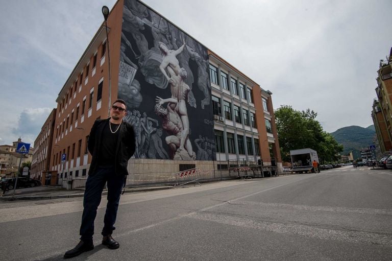 OZMO dinanzi al suo muro Al suono delle trombe, 2019, Rieti. Ph. Marco Bellucci