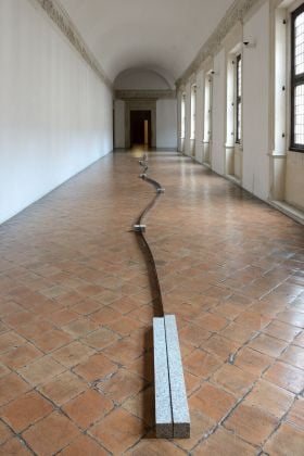 Paolo Icaro, Linea di equilibrio, 2011. Installation view at Galleria delle Marche, Palazzo Ducale, Urbino 2019. Photo Michele Sereni