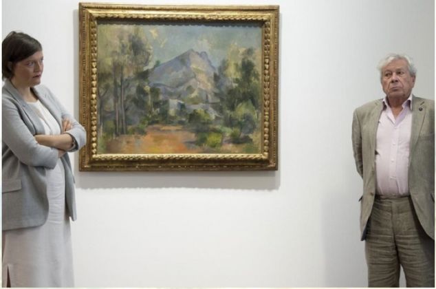 Paul Cézanne La Montagne Sainte Victoire, 1905. A sinistra, Nina Zimmer, direttore del Kunstmuseum di Berna; a destra, Philippe Cézanne, pronipote di Paul Cézanne