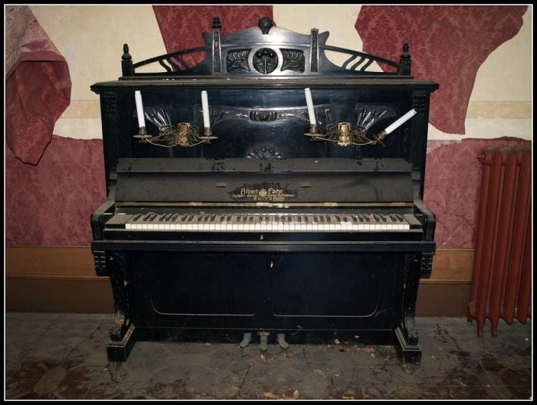 Pianoforte Liberty in villa abbandonata, percorso _Urbex experience_ Foto di Jonathan Dellagiacoma