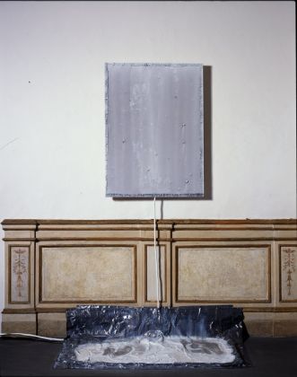 Pier Paolo Calzolari, Senza titolo (Omaggio a Fontana), 1989. Castello di Rivoli Museo d’Arte Contemporanea, Rivoli Torino. Photo Paolo Pellion