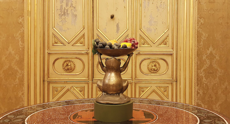 Rospo porta frutta in rame, oggetto della collezione Lotà Raia, FAMILY CONNECTION, particolare dell'allestimento al Museo Palazzo Mirto, Palermo