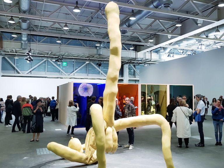 Sarah Lucas e dietro Hélio Oiticica, Unlimited, Art Basel 2019