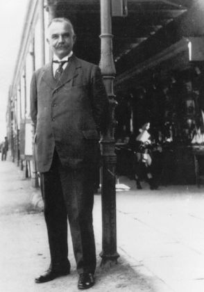 Sotirio Bulgari davanti al suo negozio a Saint Moritz, 1910