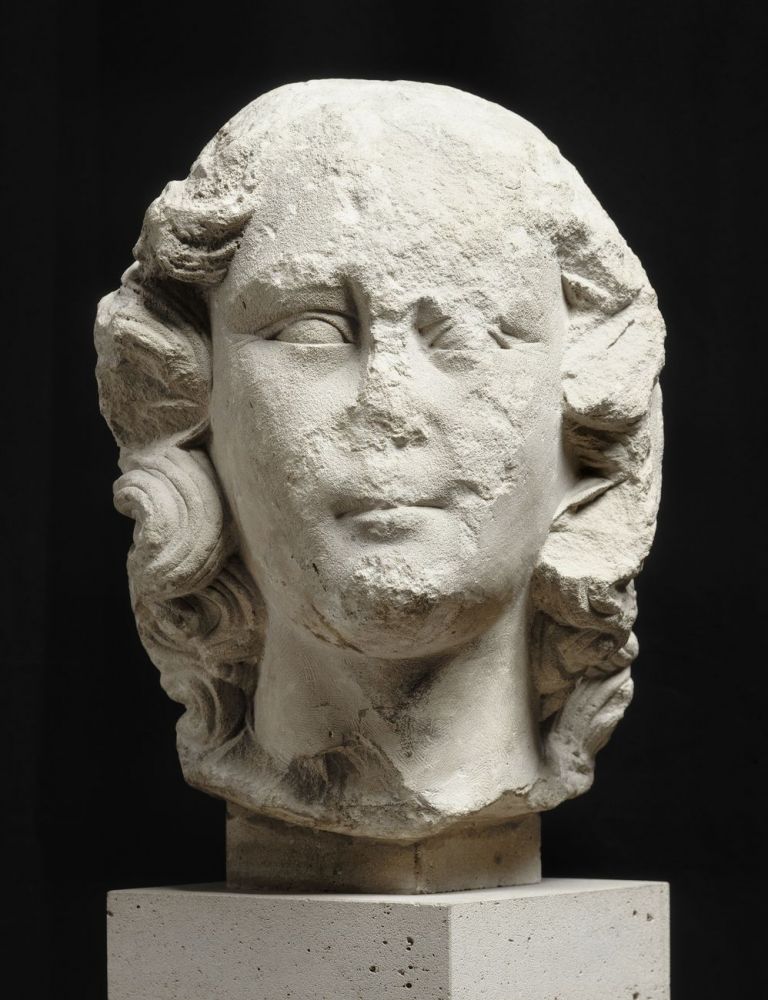 Testa femminile, allegoria di una virtù teologale, da Notre Dame de Paris, 1250 58. Musée de Cluny Musée national du Moyen Âge, Parigi. Photo © RMN Grand Palais © Michel Urtado