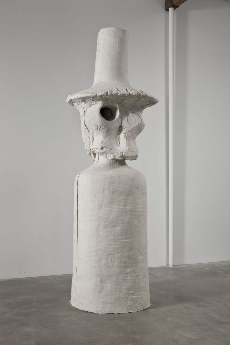 Thomas Houseago, Bottle II, 2010. Photo © Frederik Nilsen. Courtesy of the artist and L&M Arts, Los Angeles © Collection Pinault, ADAGP, 2019