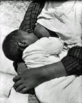 Tina Modotti, Allattamento di un bebè, Messico D.F., 1926. Photo courtesy Galerie Bilderwelt di Reinhard Schult