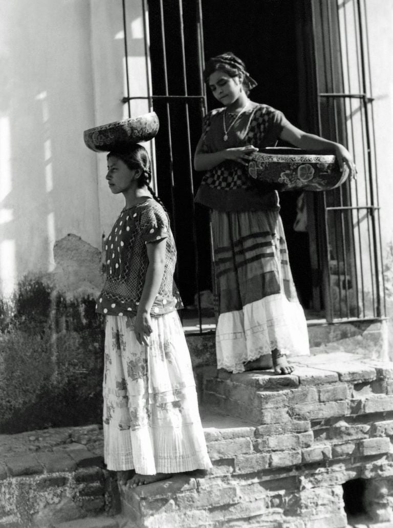 Tina Modotti, Donne di Tehuantepec con cesti, Messico, 1929. Photo courtesy Galerie Bilderwelt di Reinhard Schult