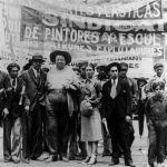 Tina Modotti, Frida Kahlo e Diego Rivera alla manifestazione del Primo Maggio, Messico D.F., 1928. Photo courtesy Galerie Bilderwelt di Reinhard Schult