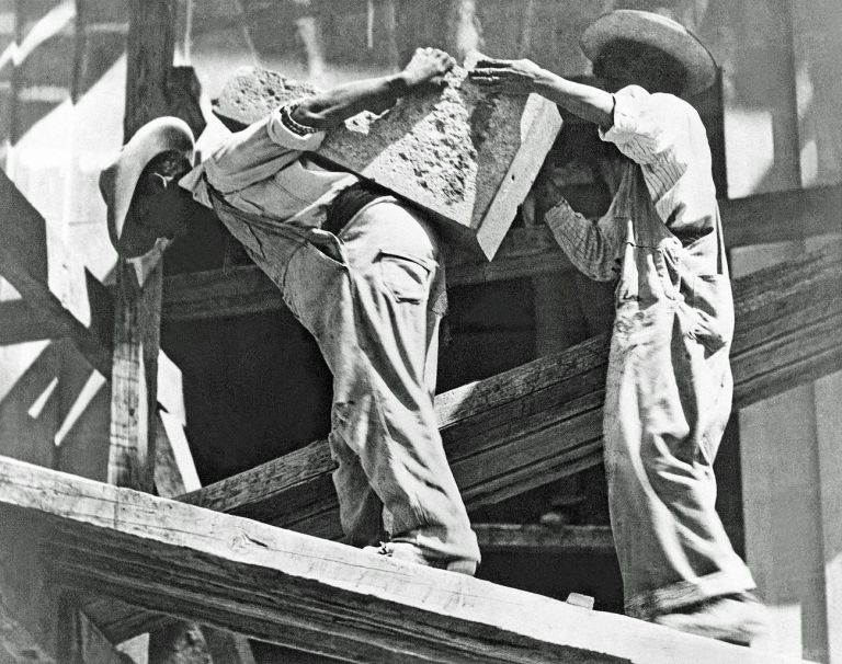 Tina Modotti, Operai dell’edilizia nello stadio, Messico D.F., 1927. Photo courtesy Galerie Bilderwelt di Reinhard Schult