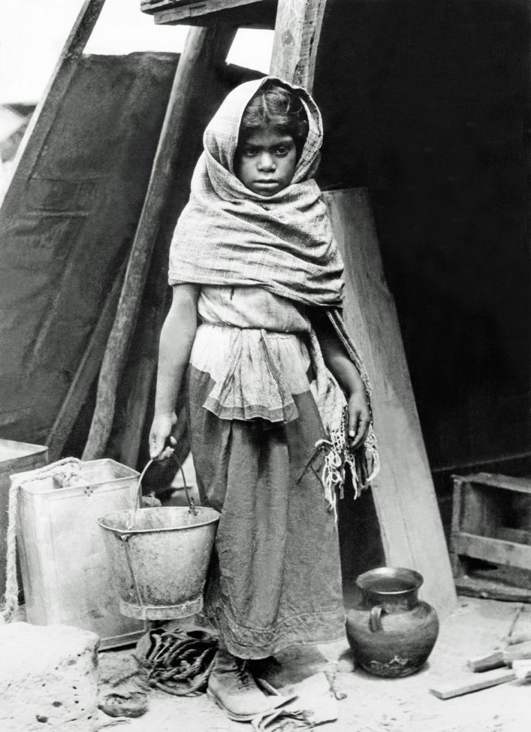 Tina Modotti, Ragazza che trasporta l’acqua, Messico, 1927. Photo courtesy Galerie Bilderwelt di Reinhard Schult