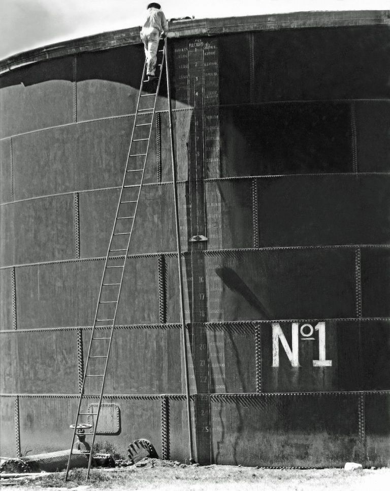 Tina Modotti, Serbatoio numero 1, Messico, 1927. Photo courtesy Galerie Bilderwelt di Reinhard Schult