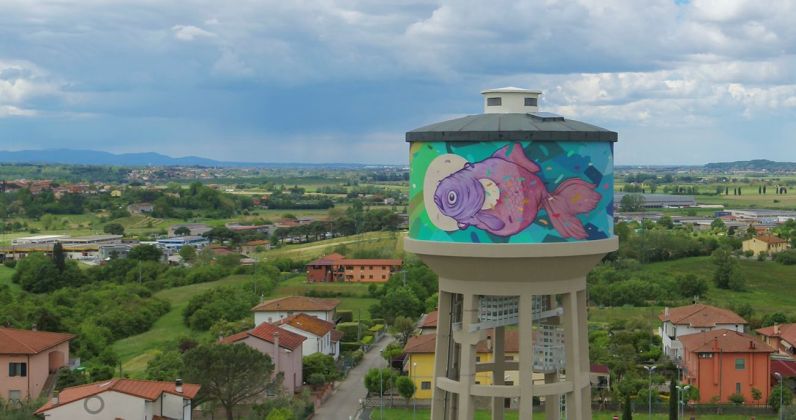Torre pensile dipinta da Refreshink, Montopoli (Pisa), Rainbow 2019. Photo Claudio Bellosta Studio