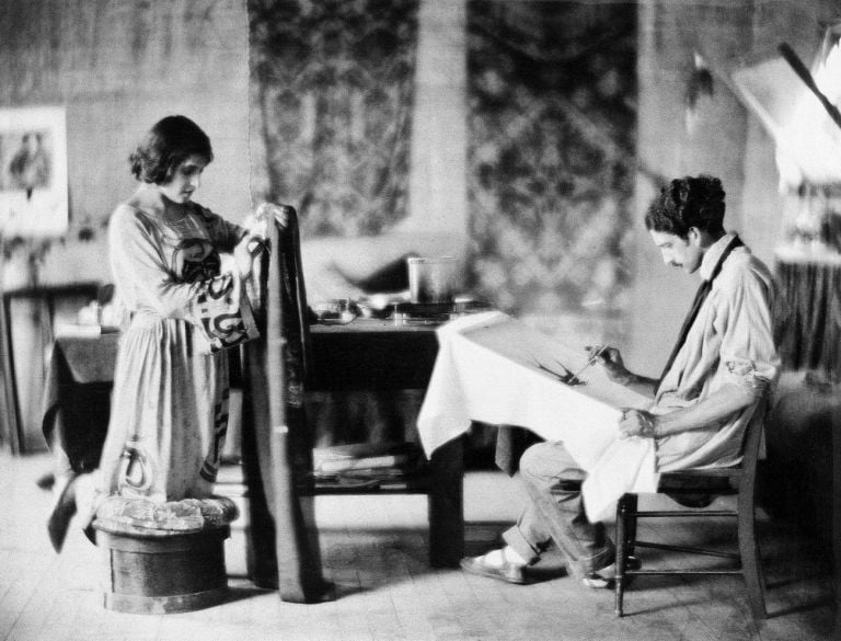 Walter Frederick Seeely, Tina Modotti e Roubaix Richey creano “batik”, Los Angeles, 1921. Photo courtesy Galerie Bilderwelt di Reinhard Schult