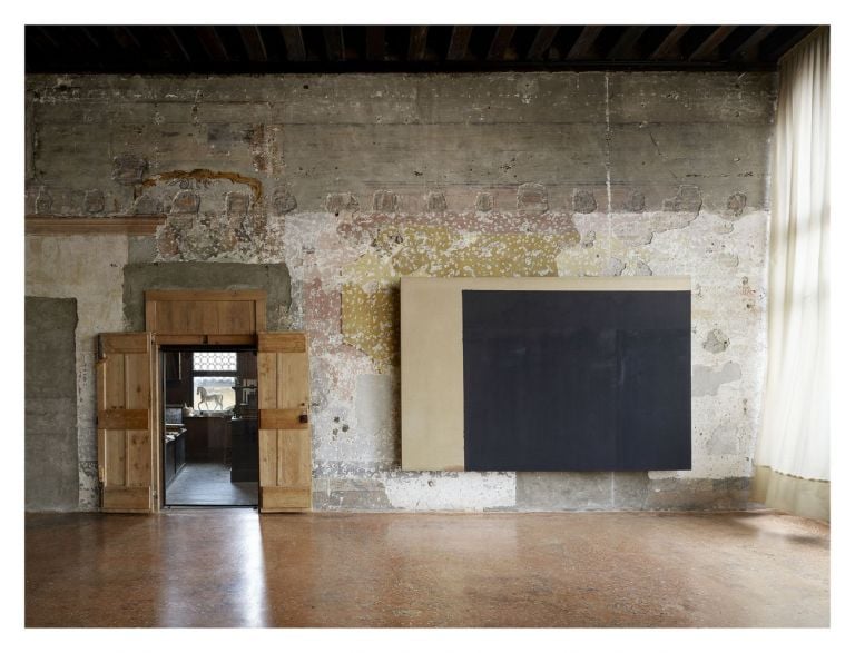 Yun Hyong-keun, Burnt Umber & Ultramarine, 1990 96. Installation view at Palazzo Fortuny, Venezia 2019. Courtesy The Estate of Yun Hyong keun. Photo © Laziz Hamani