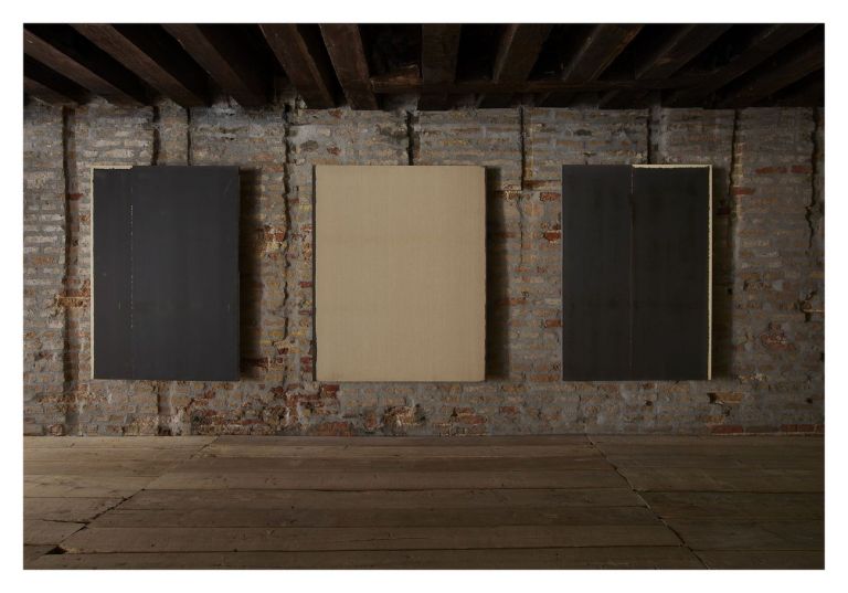 Yun Hyong-keun, Umber & Ultramarine, 1997. Installation view at Palazzo Fortuny, Venezia 2019. Courtesy The Estate of Yun Hyong keun. Photo © Laziz Hamani