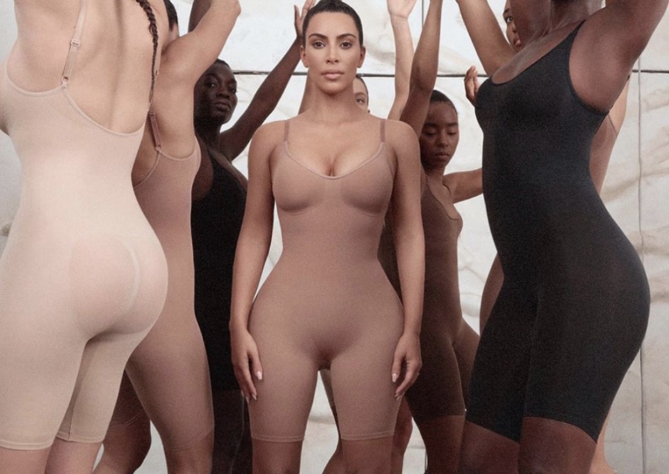 Kim Kardashian lancia linea di intimo fotografata da Vanessa Beecroft. Ma sui social è polemica